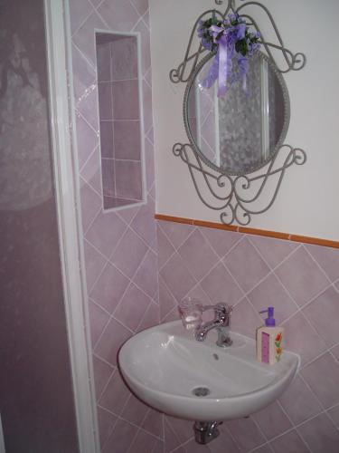 a bathroom with a sink and a mirror at B&B Dell' Artista in Artena