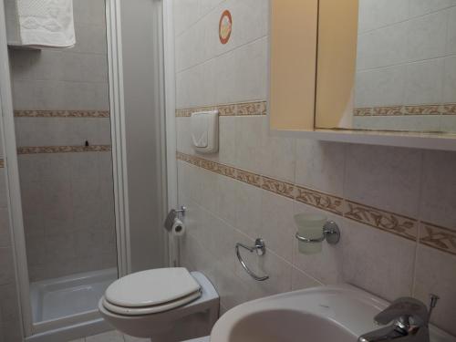 La salle de bains est pourvue de toilettes, d'un lavabo et d'une douche. dans l'établissement B&B Ulisse, à Roccella Ionica