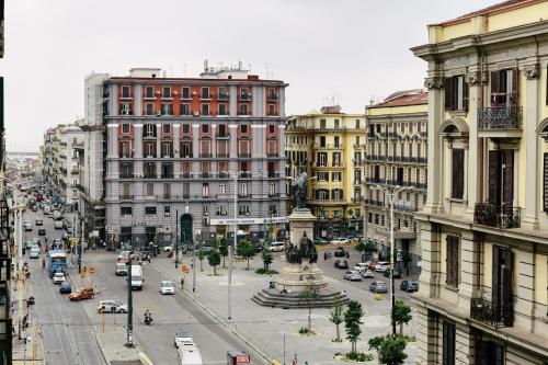 eine belebte Stadtstraße mit Autos und Gebäuden in der Unterkunft B&B Art Suite Principe Umberto in Neapel