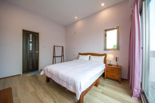 Una cama o camas en una habitación de 7-113 hotel