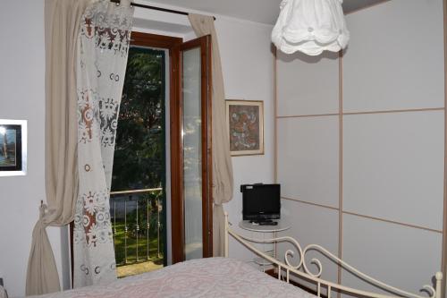 een slaapkamer met een bed en een raam bij Casa del Cedro - Cedar House in Lecco