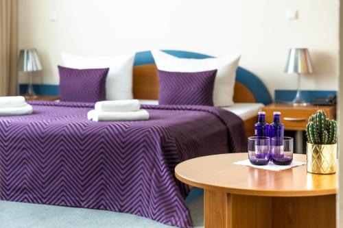 ベルリンにあるHotel Ambiente Berlin Cityのベッド2台とテーブルが備わるホテルルームです。