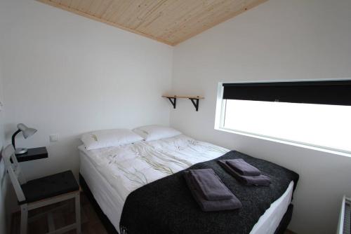 レイクホルトにあるBlue View Cabin 4B With private hot tubのベッドルーム1室(ベッド1台、タオル2枚付)