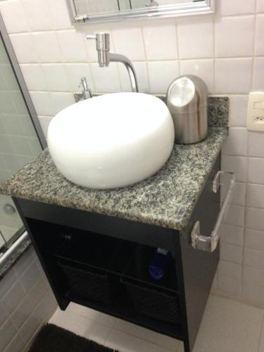 lavabo blanco en la encimera del baño en Excelente apto -smart tv- melhor localização no Leblon, en Río de Janeiro
