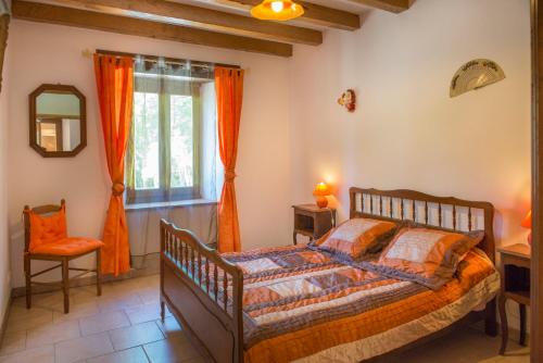 a bedroom with a bed and a window at Gîte de Vigne in Biron