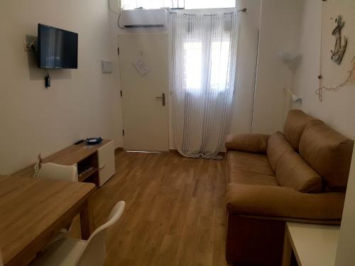 TV a/nebo společenská místnost v ubytování Apartments Naty Beach