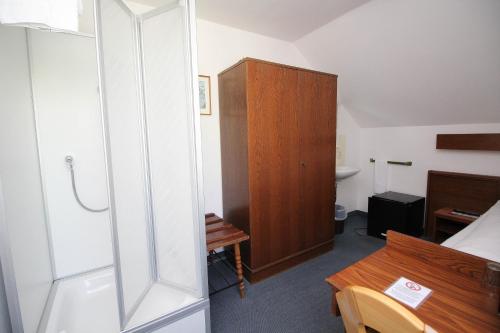 Una cama o camas en una habitación de Hotel Pension Köberl
