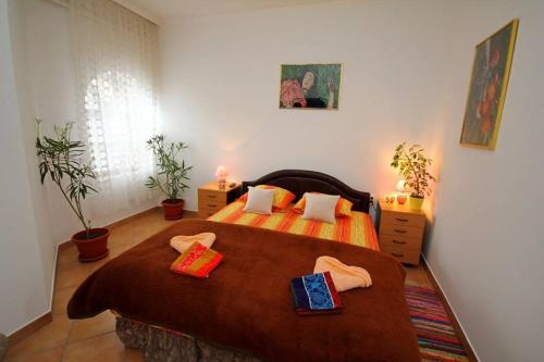 ein Schlafzimmer mit einem Bett mit zwei Kissen darauf in der Unterkunft 3 Platana in Palić
