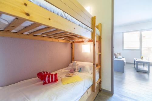 a bedroom with two bunk beds in a room at Résidence Pierre & Vacances Les Platanes in Sainte-Maxime