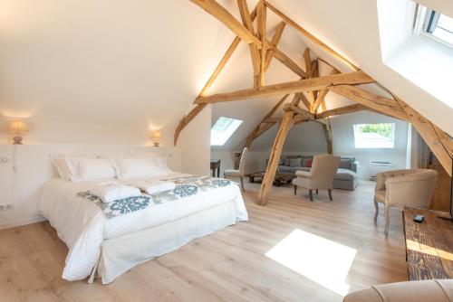 um quarto com uma cama e uma sala de estar em L' Ecrin des vignes em Sermiers