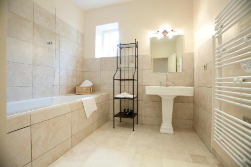 Ένα μπάνιο στο Château de Bellevue B&B