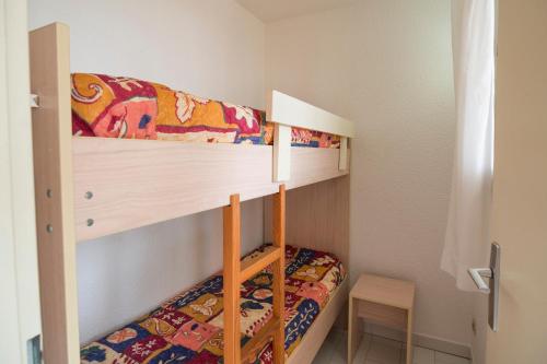 - 2 lits superposés dans une petite chambre dans l'établissement Vacancéole - La Baie des Anges, au Cap d'Agde