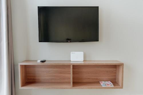 A television and/or entertainment centre at Stylish Suites, The Luxury Suites