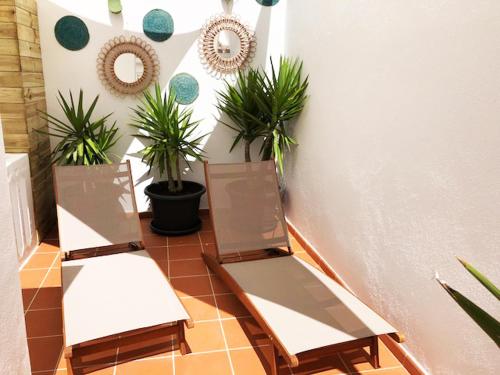 エリセイラにあるVilla 2 quartos by WOT Ericeira Lodgeの植物のある部屋に椅子2脚