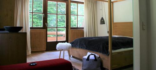 ガシュルンにあるMONTAFONLodgeのベッドルーム1室(ベッド1台、大きな窓付)