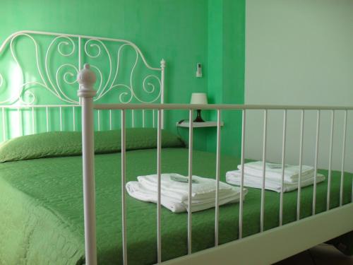 um quarto verde com uma cama com paredes verdes em Casa Del Padrino em Ispica