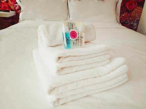 a pile of towels sitting on top of a bed at Rin Rooms in Mutriku