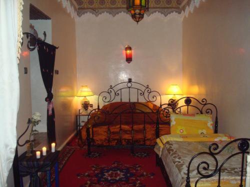 Un dormitorio con una cama con velas. en Riad Maryam Taroudant en Taroudant