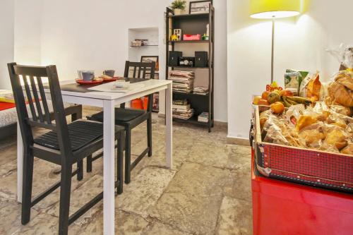 a dining room with a table and a basket of food at B&B Affittacamere Del Teatro in Brindisi