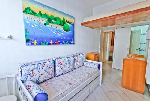 una sala de estar con sofá y una pintura en la pared en ipanema 50m da praia com garagem, en Río de Janeiro