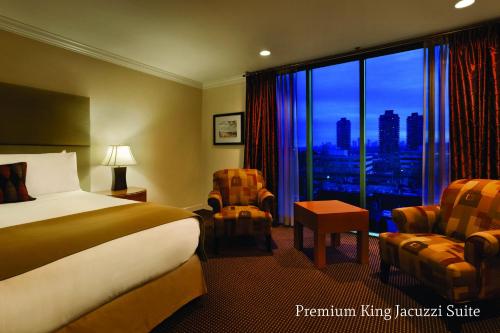 Säng eller sängar i ett rum på Executive Suites Hotel & Conference Center, Metro Vancouver