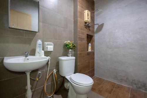a bathroom with a toilet and a sink at •Lovely Home•11Pax+4Bedrooms+Themed•Bukit Mertajam in Bukit Mertajam