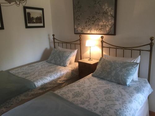 dos camas sentadas una al lado de la otra en un dormitorio en La Barthe Haute en Puycalvel Lautrec