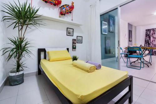 Ένα ή περισσότερα κρεβάτια σε δωμάτιο στο Homestay@AEON Desa Tebrau