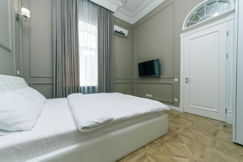 VIP apartment near Kreschatyk, 31а Pushkinska Street房間的床