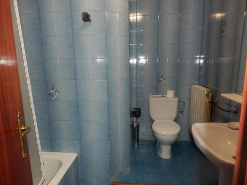 アルネディリョにあるCasa Con Encanto En Arnedilloの青いタイル張りのバスルーム(トイレ、シンク付)