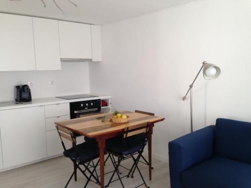 una cocina con una mesa con un bol de fruta. en Casa dos Limoeiros, en Santiago do Cacém