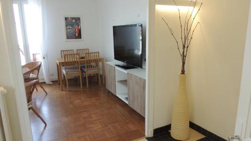 a living room with a television and a vase at Appartement avec vue panoramique in Vichy