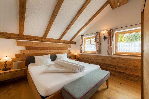 Un pat sau paturi într-o cameră la Alpinhotel Monte Superior - Silvretta Card Premium Betrieb