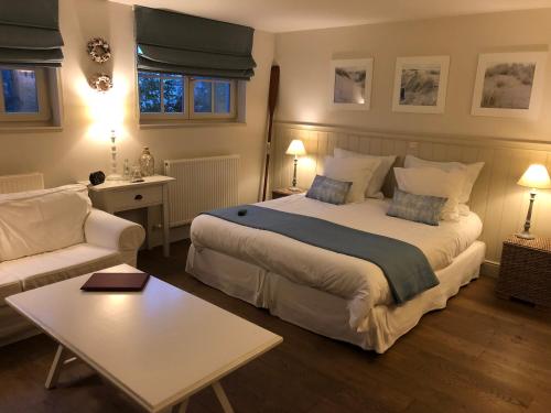 Un pat sau paturi într-o cameră la Bed & Breakfast Het Zilte Zand - Westende - Middelkerke - De Kust