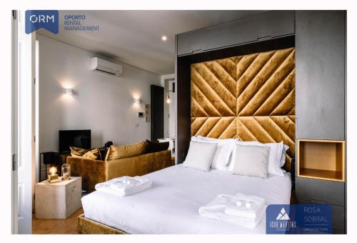 ポルトにあるORM - Camões Apartmentのベッドルーム1室(大型ベッド1台、大型ヘッドボード付)
