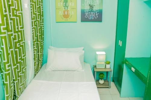 Tempat tidur dalam kamar di Backpackers Homestay - NomadsMNL