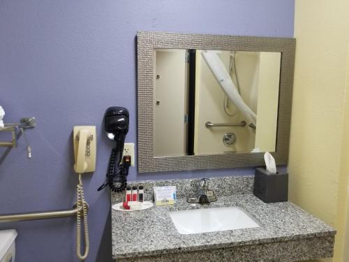 Un baño de Days Inn by Wyndham Mauldin/Greenville