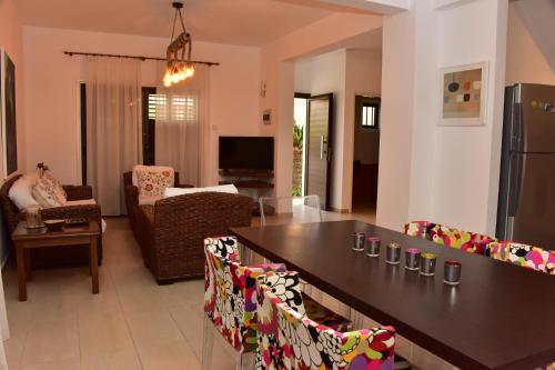 cocina y sala de estar con mesa y sillas en Limni Pool House, en Oroklini