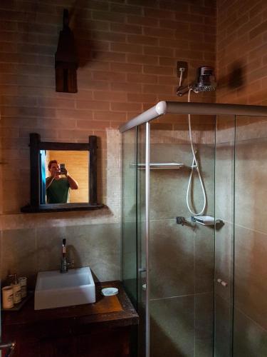 ピレノポリスにあるCasa Itamotingaの浴室のシャワーを撮影する男