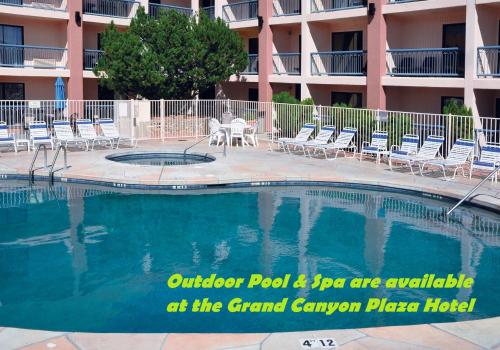 El hotel Grand Canyon Plaza alberga una piscina al aire libre y un muelle. en Canyon Plaza Premier Studio and Apartments en Tusayan