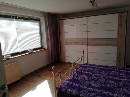 a bedroom with a bed and a window at Süderdeich in Koldenbüttel