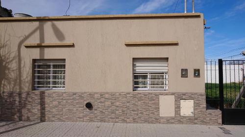 un edificio con dos ventanas laterales en Departamentos céntricos con parrilla in 