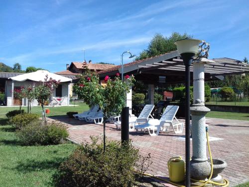 een huis met een paviljoen met stoelen en een tafel bij Eli's House in Bolzano Novarese