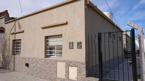 un edificio con una puerta delante de él en Departamentos céntricos con parrilla in 