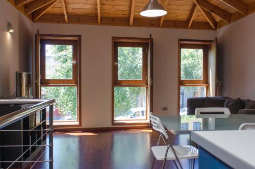 a kitchen and living room with four windows at Plaza San Benito in Las Lagunas