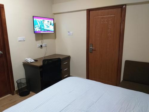 Una televisión o centro de entretenimiento en Jeyads Lodge