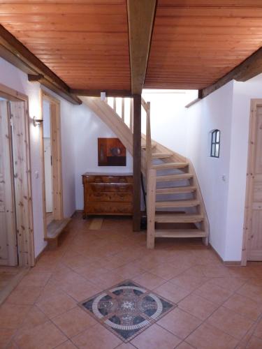 a staircase in a house with a wooden ceiling at Alter Krämerladen von 1732 in Friedrichstadt