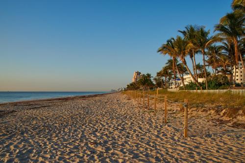Photo de la galerie de l'établissement Lovely apartment on the canal with a pool, à Fort Lauderdale