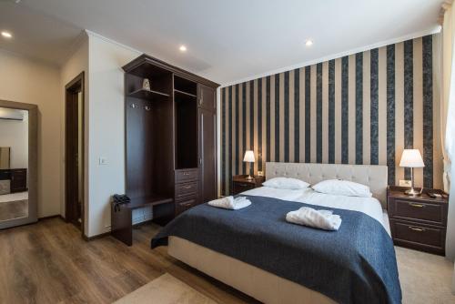a bedroom with a bed with two pillows on it at Pensiunea David in Târgu-Mureş