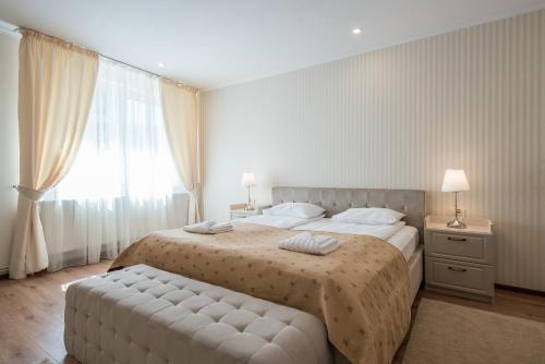 a bedroom with a bed and a large window at Pensiunea David in Târgu-Mureş